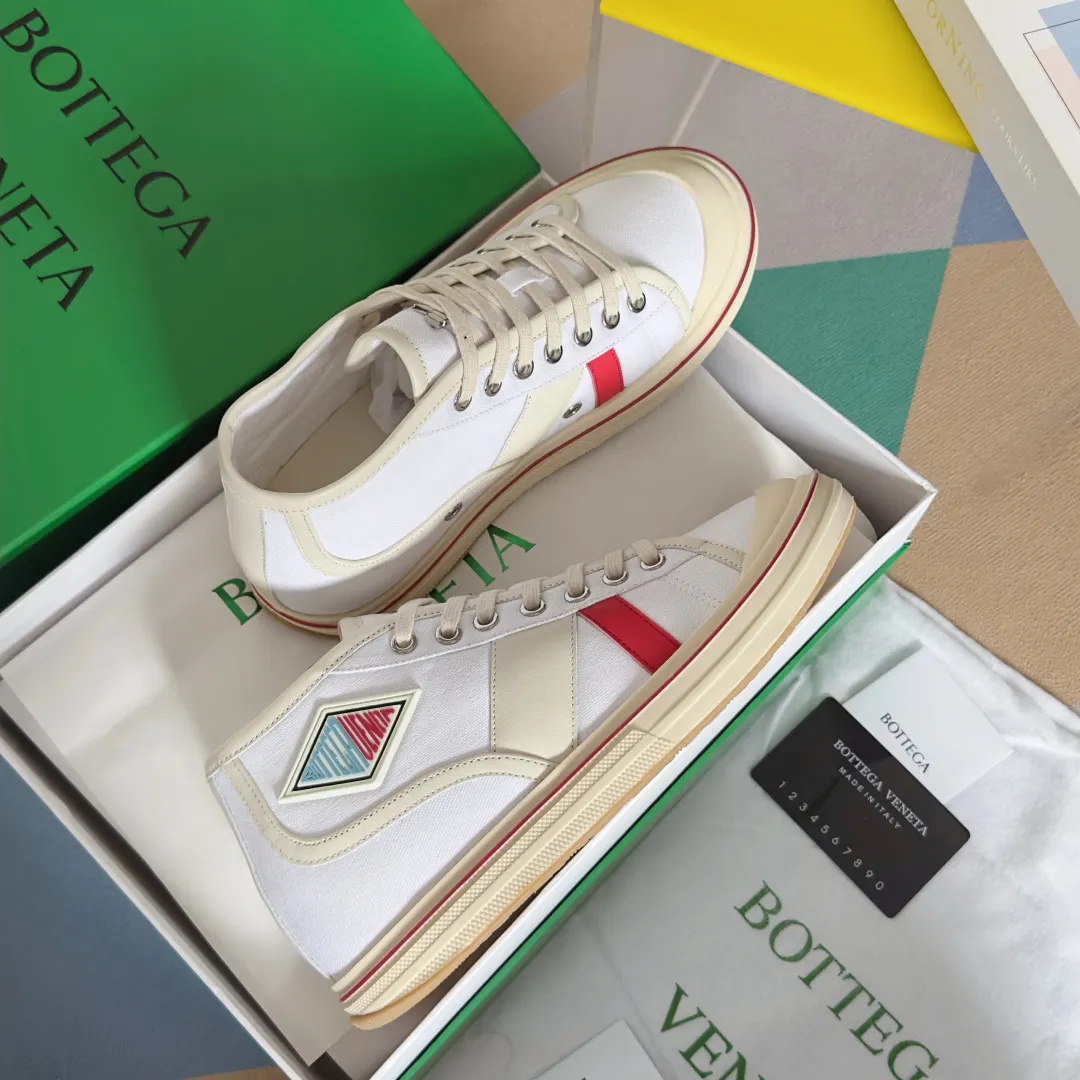 Top version: Couple model 580💰 Bottega Veneta Bottega Veneta BV’s latest Eliot series retro basketball shoes casual sports canvas shoes Bottega Veneta 2025 spring and summer show new shoes Eliot is on the market. Inspired by retro basketball sneakers, the color combination highlights youthful vitality and perfectly interprets the theme of youth and childlike innocence. The details are also very particular. The summer canvas brings excellent durability and comfort. Designs such as calfskin trim, rubber toe caps and hand-painted retro red lines are full of retro feel. The round toe and convex sole add a modern feel. Exquisite packaging at the delivery counter🛍📦 ▪️Fabrics: Original customized high-density canvas + cowhide ▪️Inner lining: Original customized breathable canvas ▪️Sole: Original open-molded anti-slip TPU material ▪️Sole thickness: 3CM ▪️Size: Women’s 35-41 / [Men’s 39-45 pre-sale]